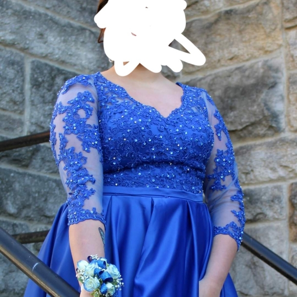 Beautiful blue gown - Picture 1 of 1